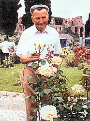 Josef Havel u sv� Nette Ingeborg, kter� byla vysazena u cesty v ��m�