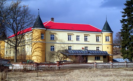 Tučapy - zámek (foto z r. 1959 a r. 2010)